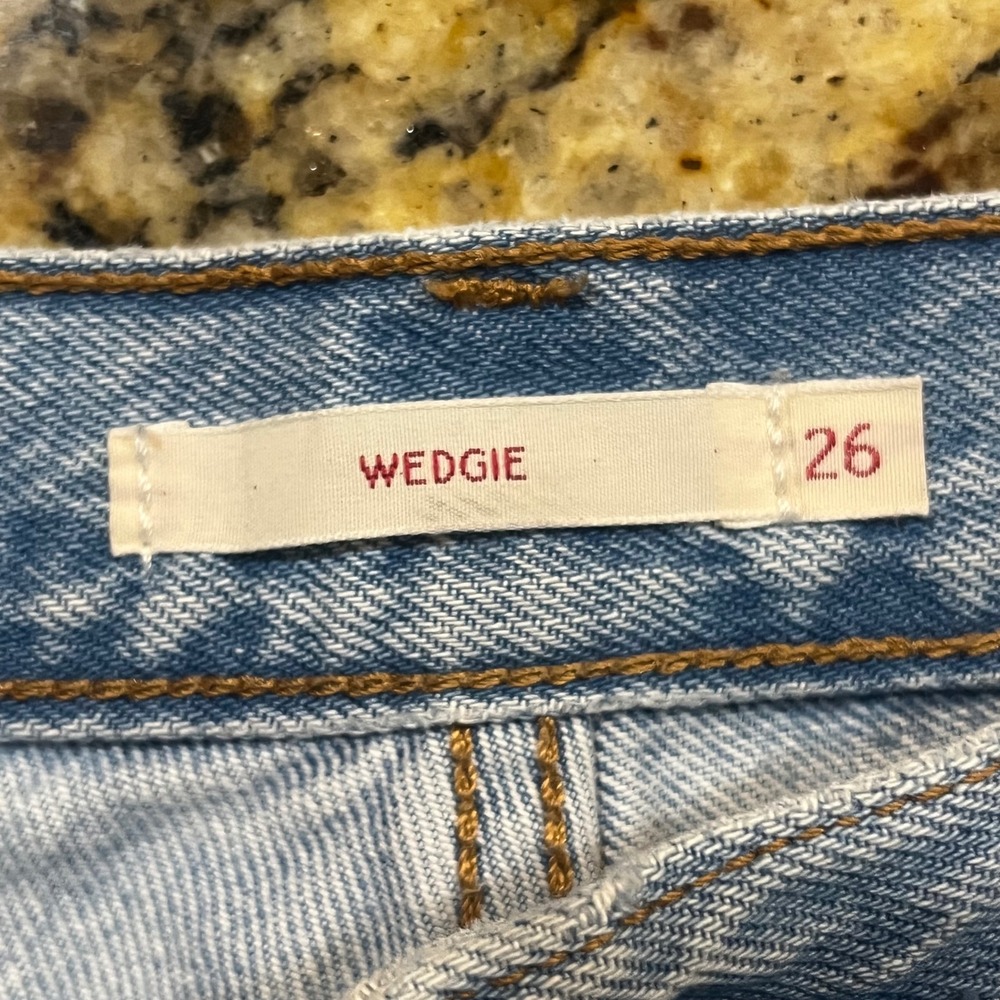 Levis Premium Wedgie Straight Distressed Jeans Light Wash Blue Size 26 Raw Hem - Picture 2 of 9
